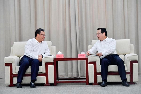 中國中鐵股份有限公司總裁、黨委副書記、執(zhí)行董事陳文健，會見河北省省委常委、副省長，河北雄安新區(qū)黨工委書記、管委會主任張國華。牛榮健 攝